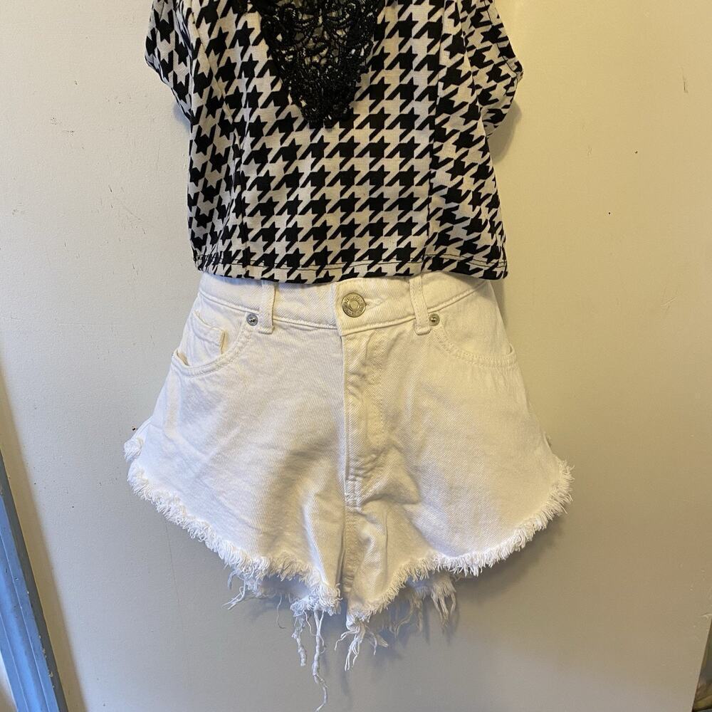 Zara Women's Denim Shorts Size 4 High-Rise White Destress Fringed Street Wear